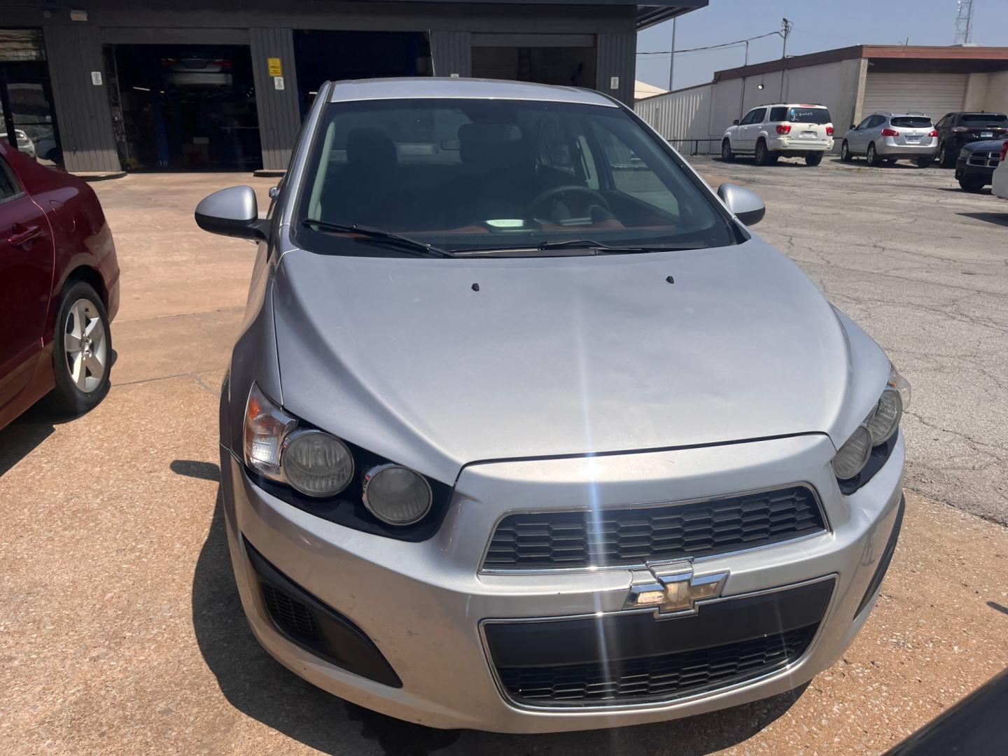 2013 SILVER Chevrolet Sonic LT Auto Sedan (1G1JC5SHXD4) with an 1.8L L4 DOHC 24V FFV engine, 6-Speed Automatic transmission, located at 8101 E. Skelly Dr., Tulsa, OK, 74129, (918) 592-3593, 36.121891, -95.888802 - Photo#2